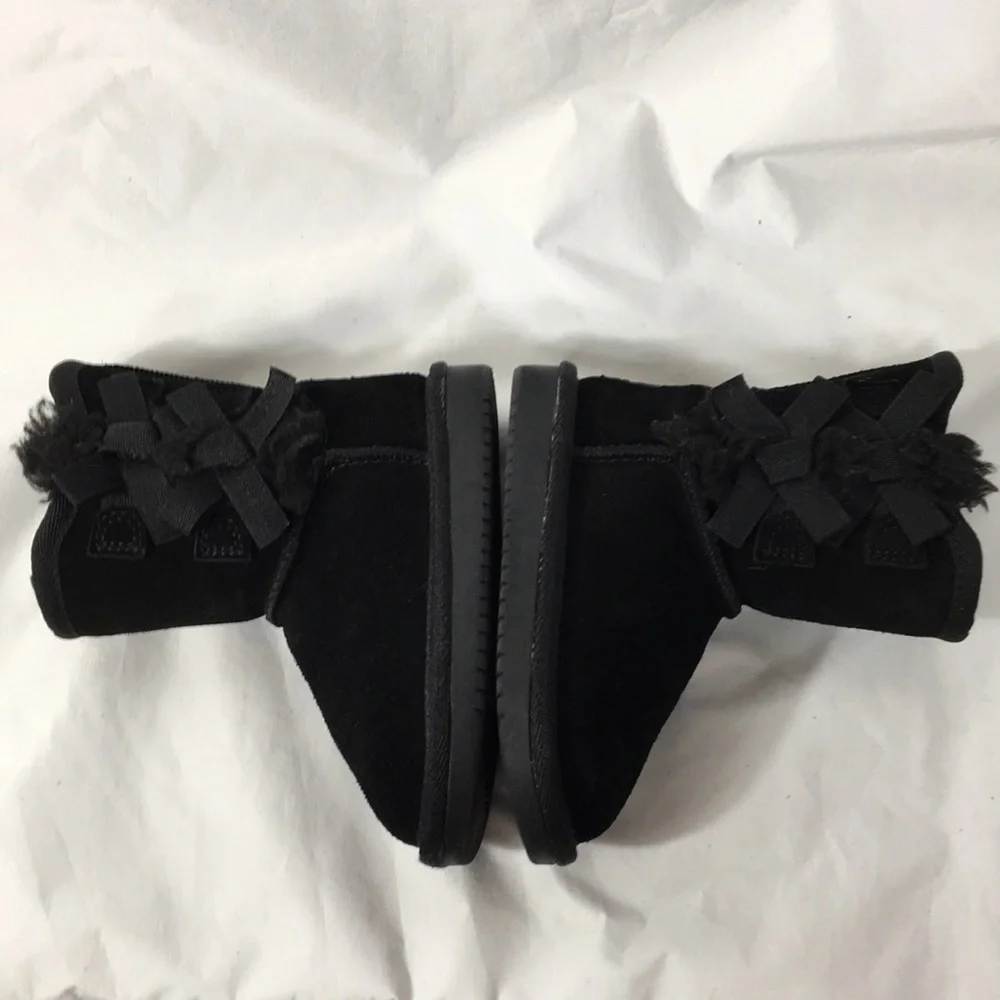 Koolaburra Girl Victoria Short Black Suede Winter Boot Size 6 Like-NEW Condition